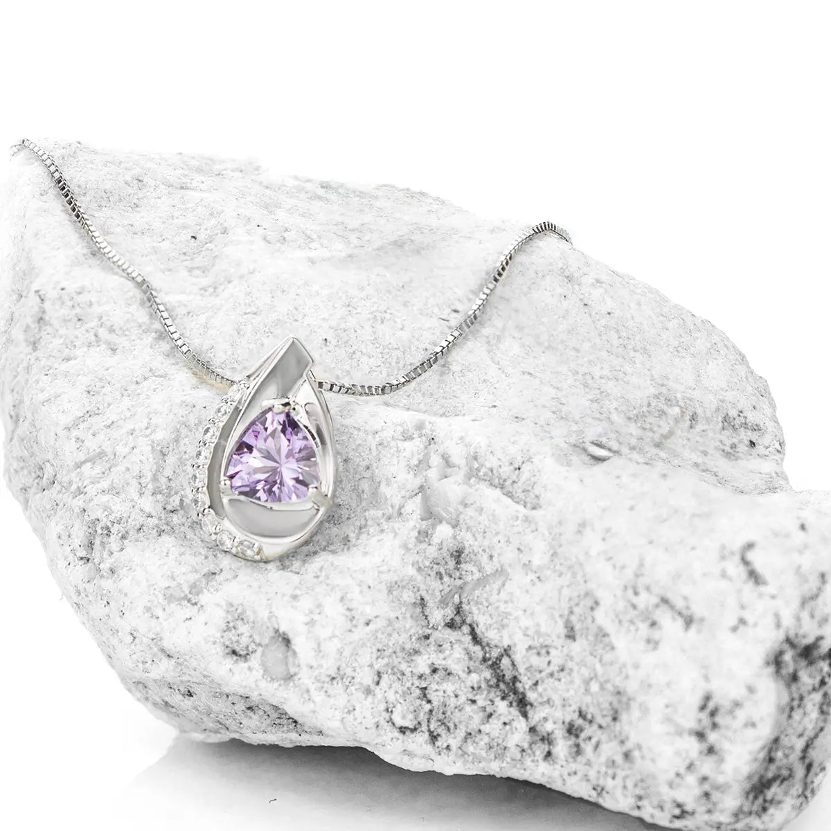 Колие със синтетичен Александрит и циркони Сребро 925 и нежен лилав блясък
