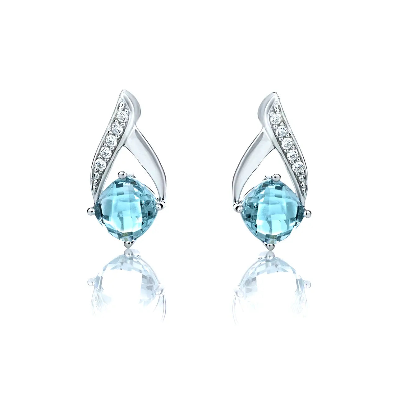 Сребърни обеци с Нано аквамарин с извита форма. Фина бижутерия за всеки ден.