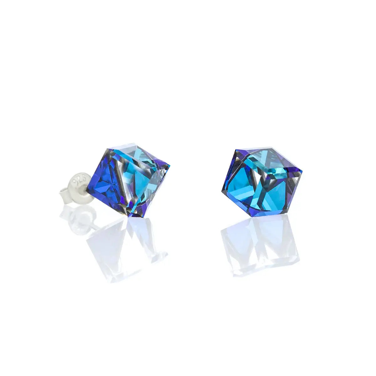 Сребърни обеци кубчета с австрийски кристали в цвят наситено син, преливащи нюанси