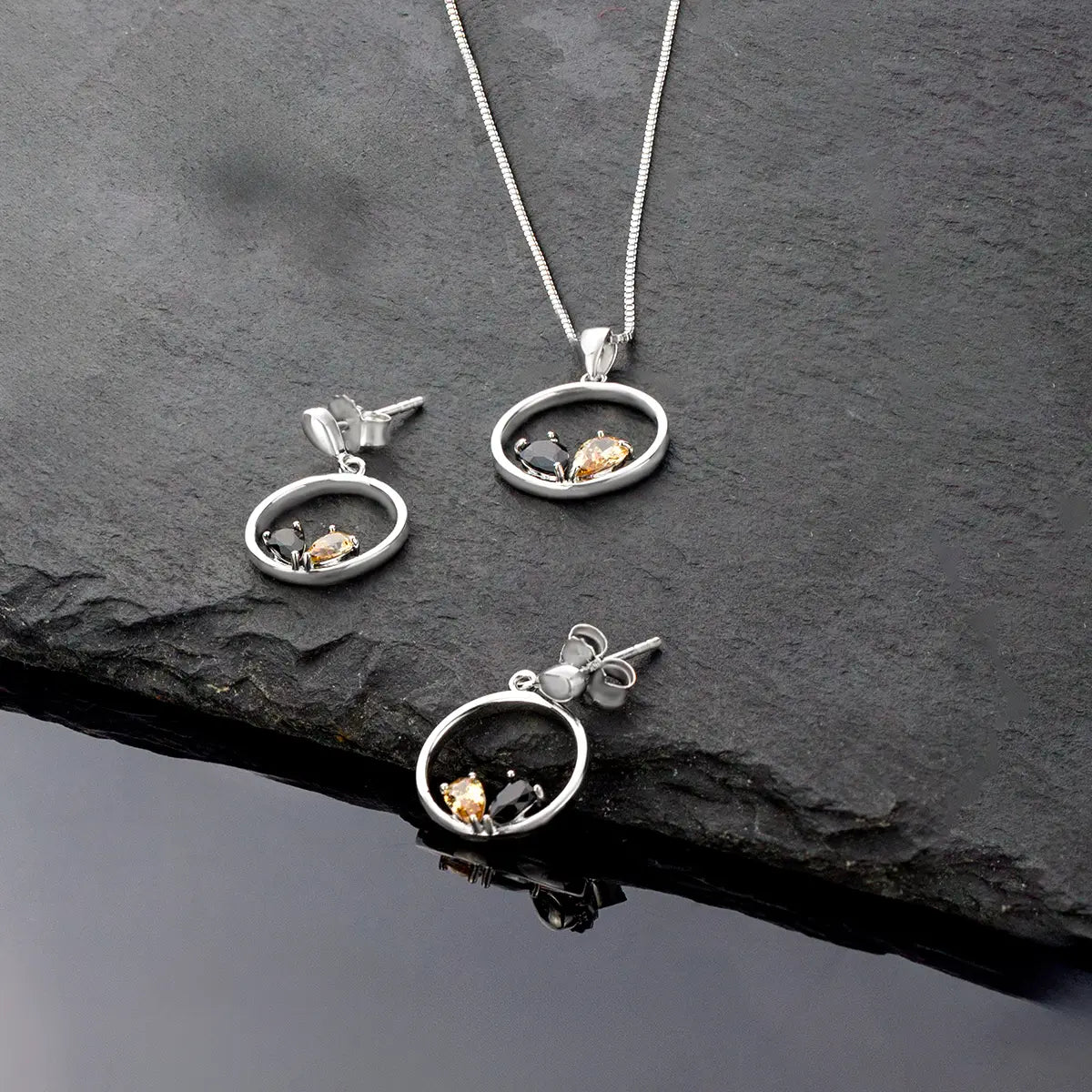 Сребърни oбеци с черни и златисти циркони Минимализъм с характер