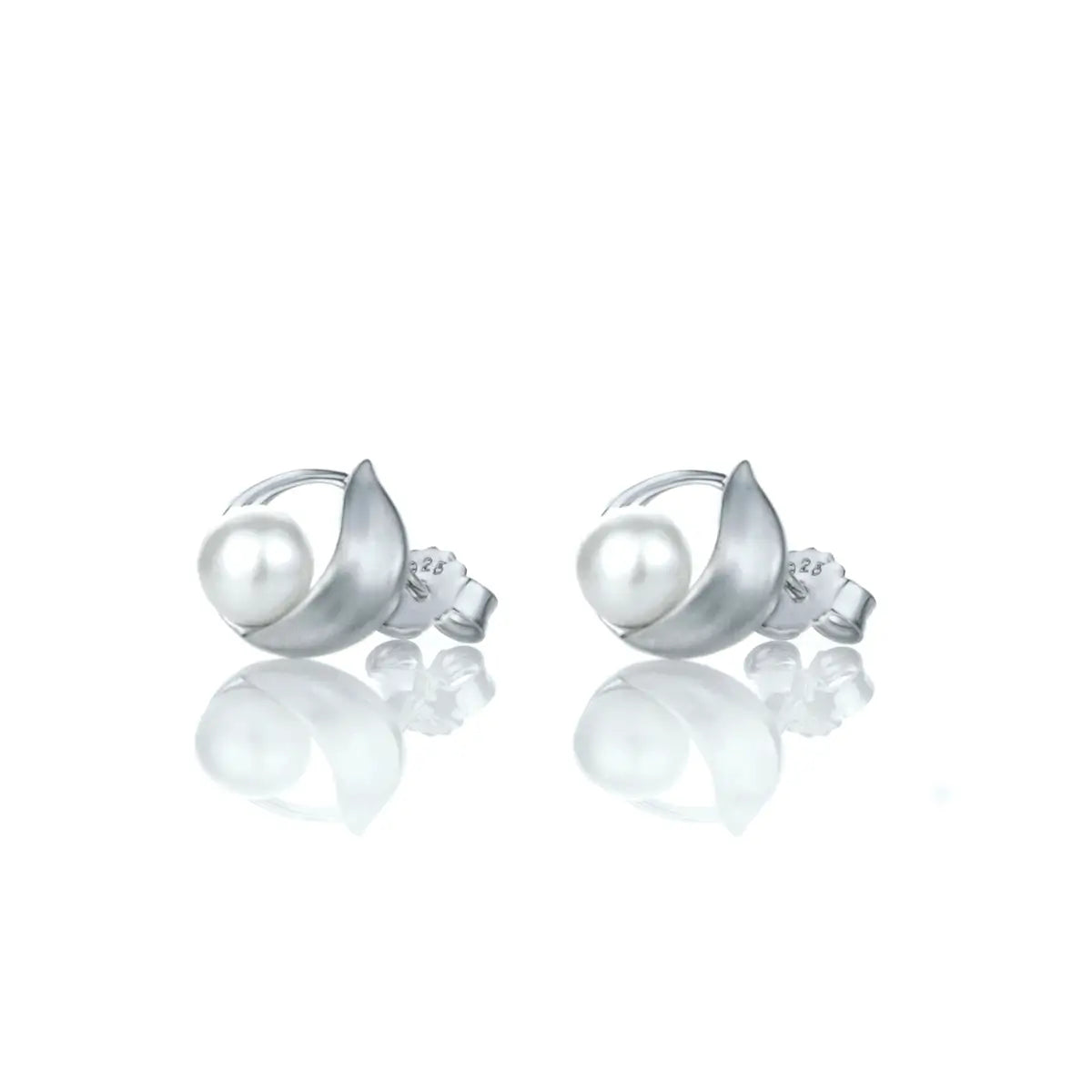 Сребърни oбеци с Речни перли Класика с модерен почерк