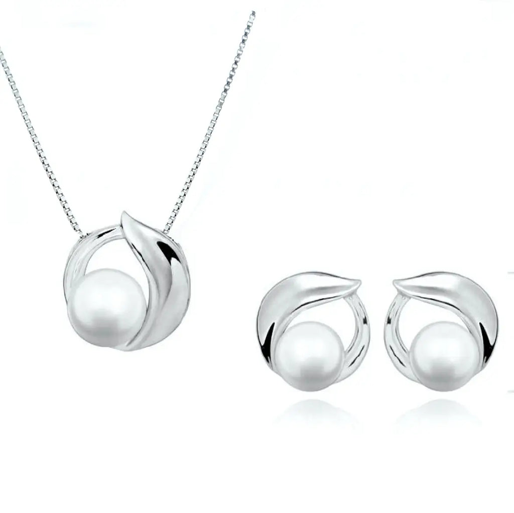 Сребърни oбеци с Речни перли Класика с модерен почерк