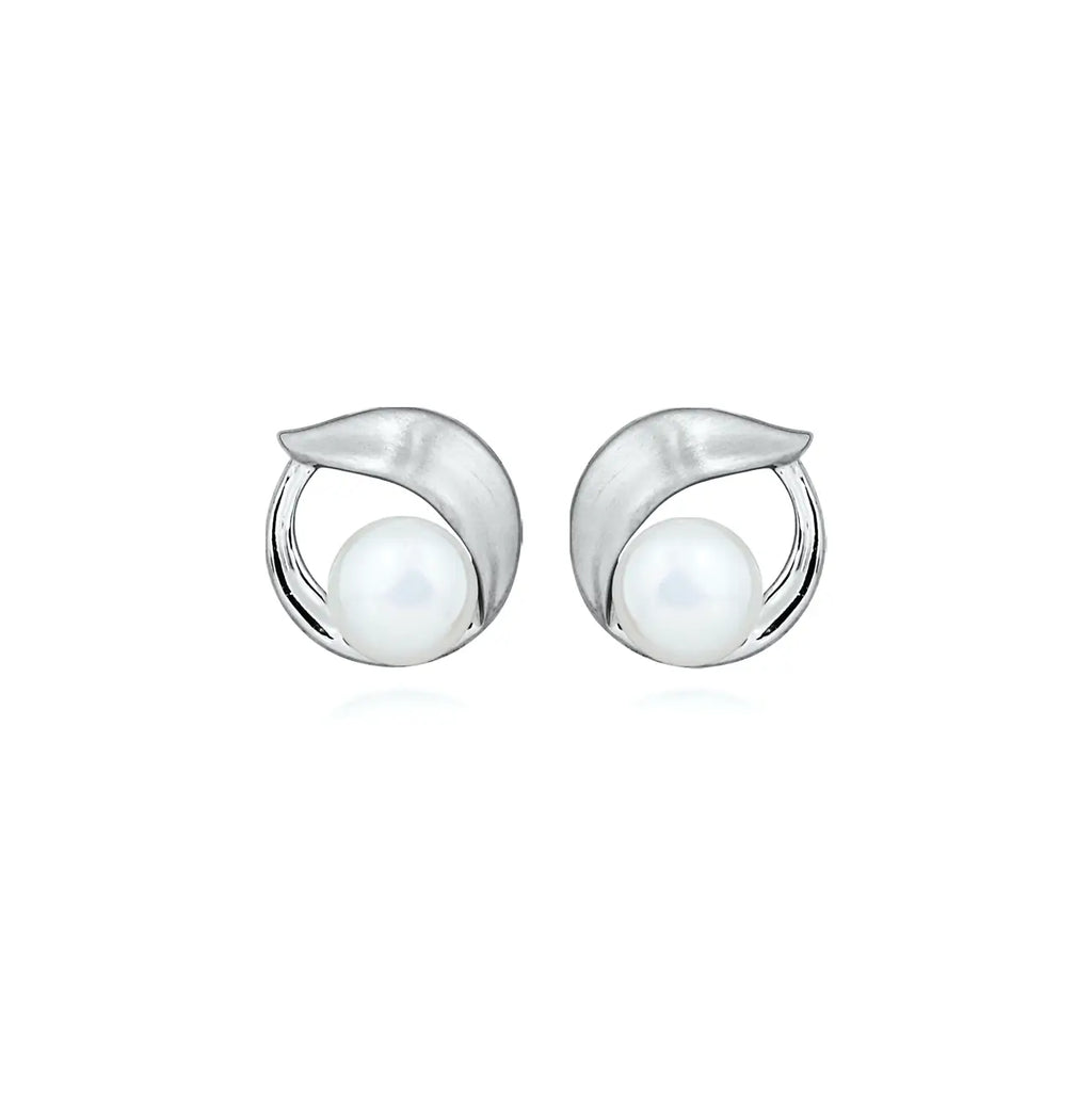 Сребърни обеци с естествени речни перли с модерен дизайн.
