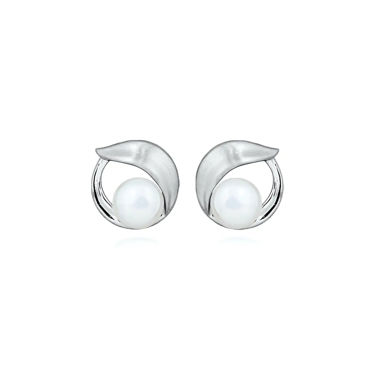 Сребърни обеци с естествени речни перли с модерен дизайн.